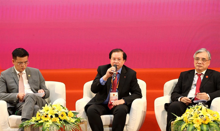 Thứ trưởng Bộ KH & ĐT Trần Duy Đông (giữa) trao đổi tại tọa đàm